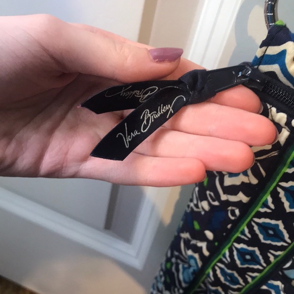 Vera Bradley Crossbody. Like new!! - Picture 4 of 14